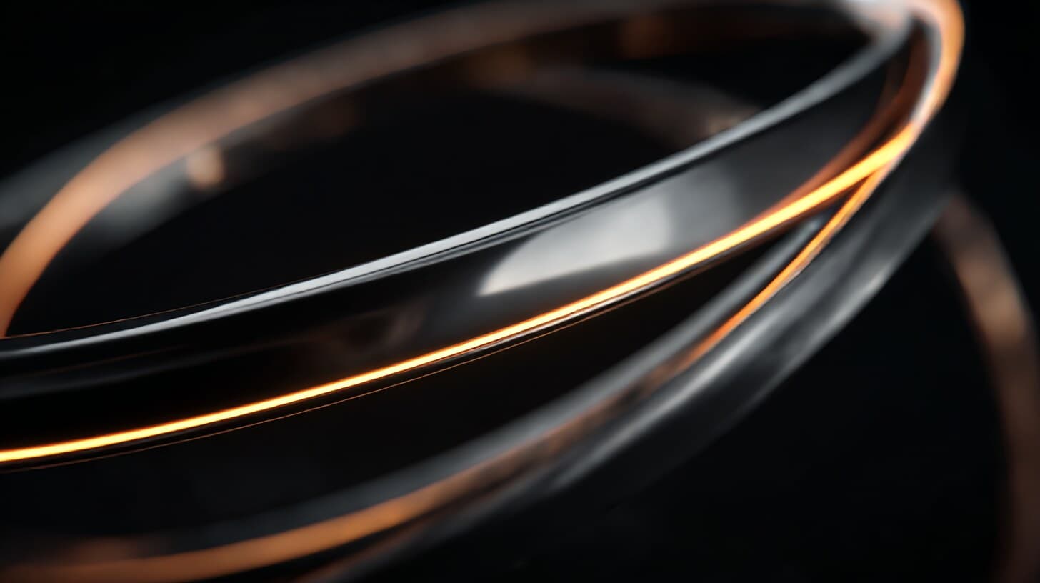 Geschwungene Metallflächen mit warmem Lichtreflex