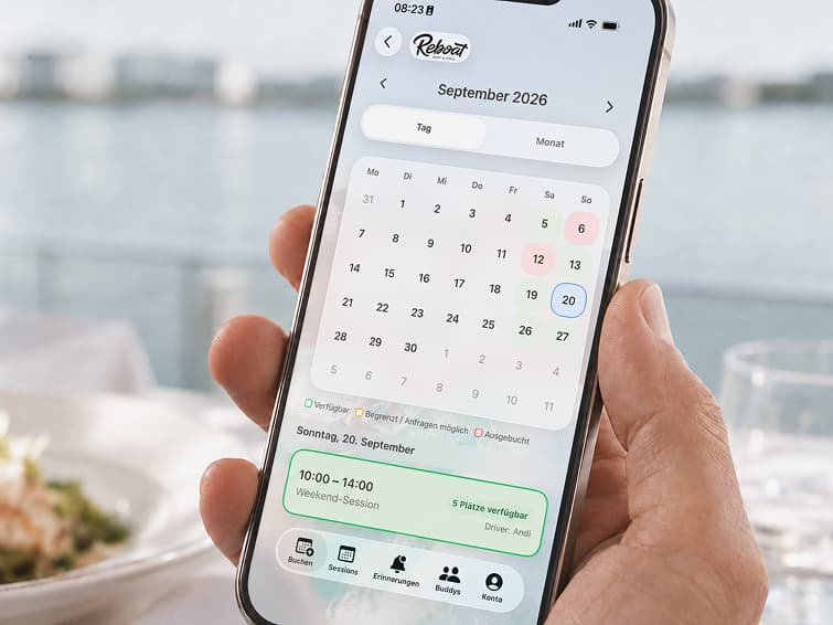 NauticCockpit: Kalender mit der Weekend-Session auf dem iPhone in der Hand, im Hintergrund der See