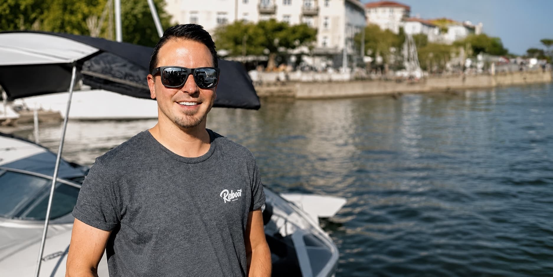 Sascha Wanner, Co-Founder Reboat, am Steg vor Booten