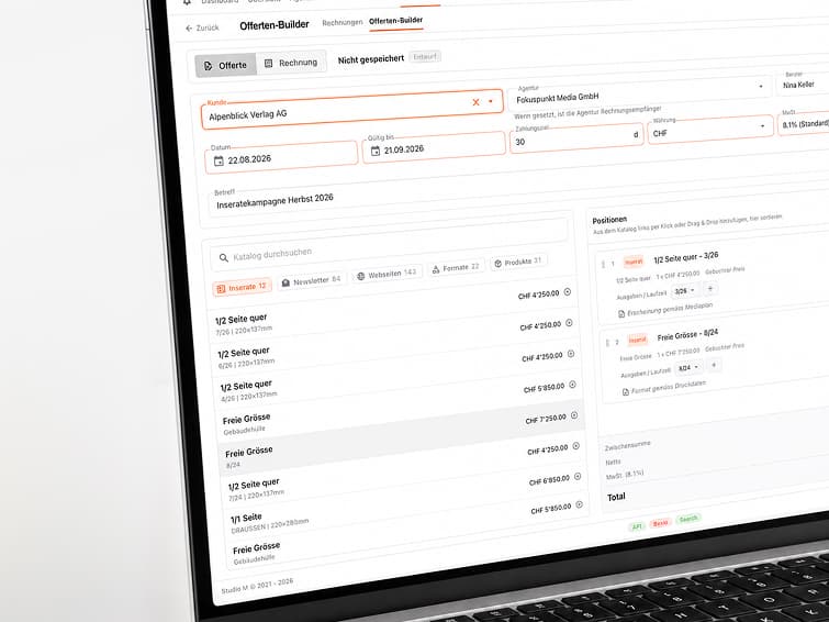 Studio-M-Backoffice auf dem Laptop: Offerten-Builder mit Kundenangaben oben, Inseratekatalog links und den gewählten Positionen rechts